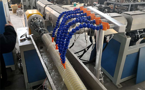 PVC管材生产线冷却成型过程